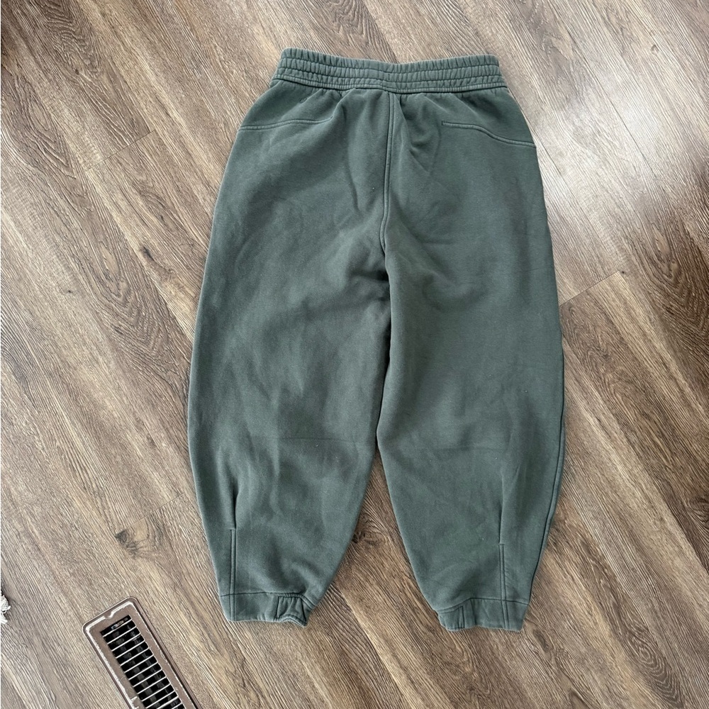 Lululemon Loungeful High-Rise Cropped Jogger - Picture 5 of 6